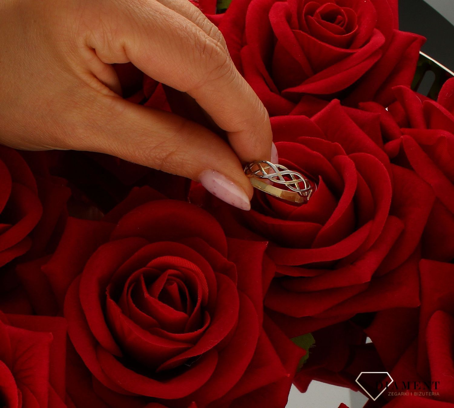 Złoty pierścionek damski przeplatany z białym złotem 375 rozmiar 21 375 PI 4356 375. Pierścionki złote na prezent. Pomysł na pre.jpg